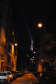 家の近くから、エッフェル塔の放つ光が見えます。