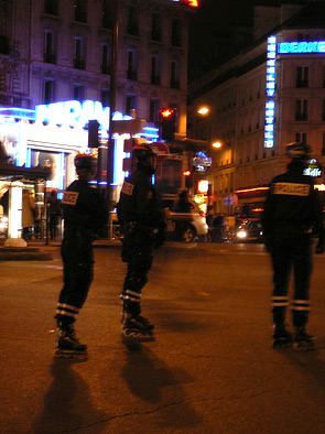 警察もローラースケート! 警察もローラースケート!