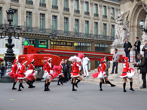 サンタクロースに扮したチアガール達 サンタクロースに扮したチアガール達