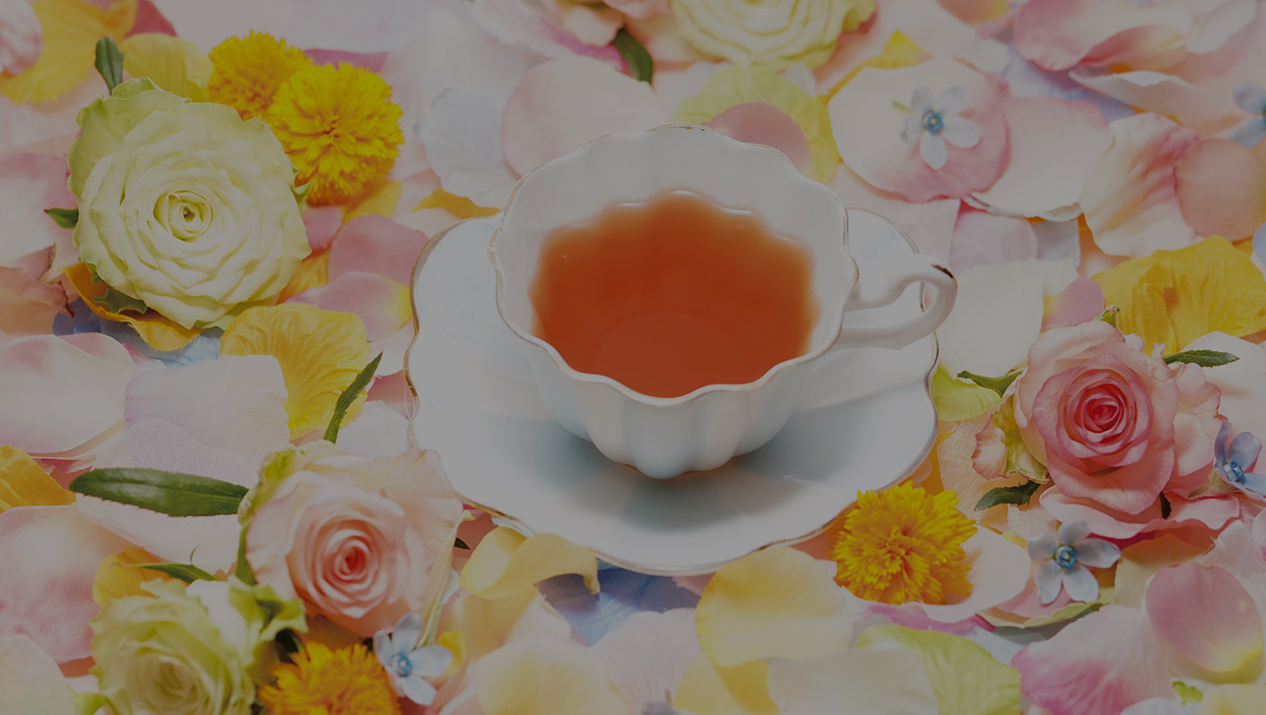 お花に囲まれた紅茶の画像